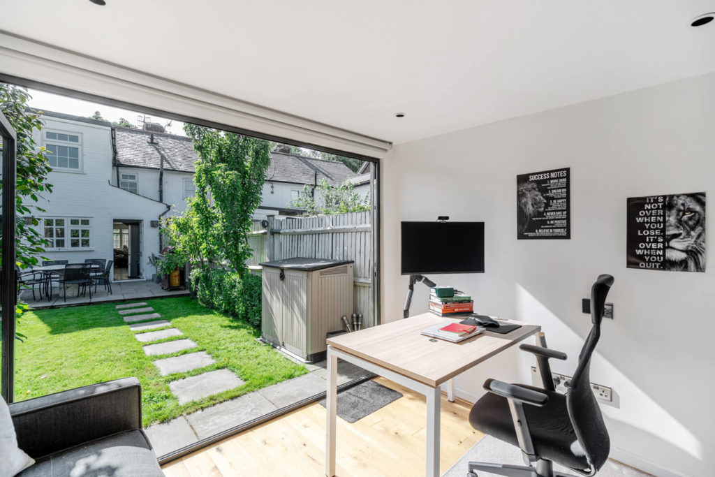Houses for sale with summerhouses